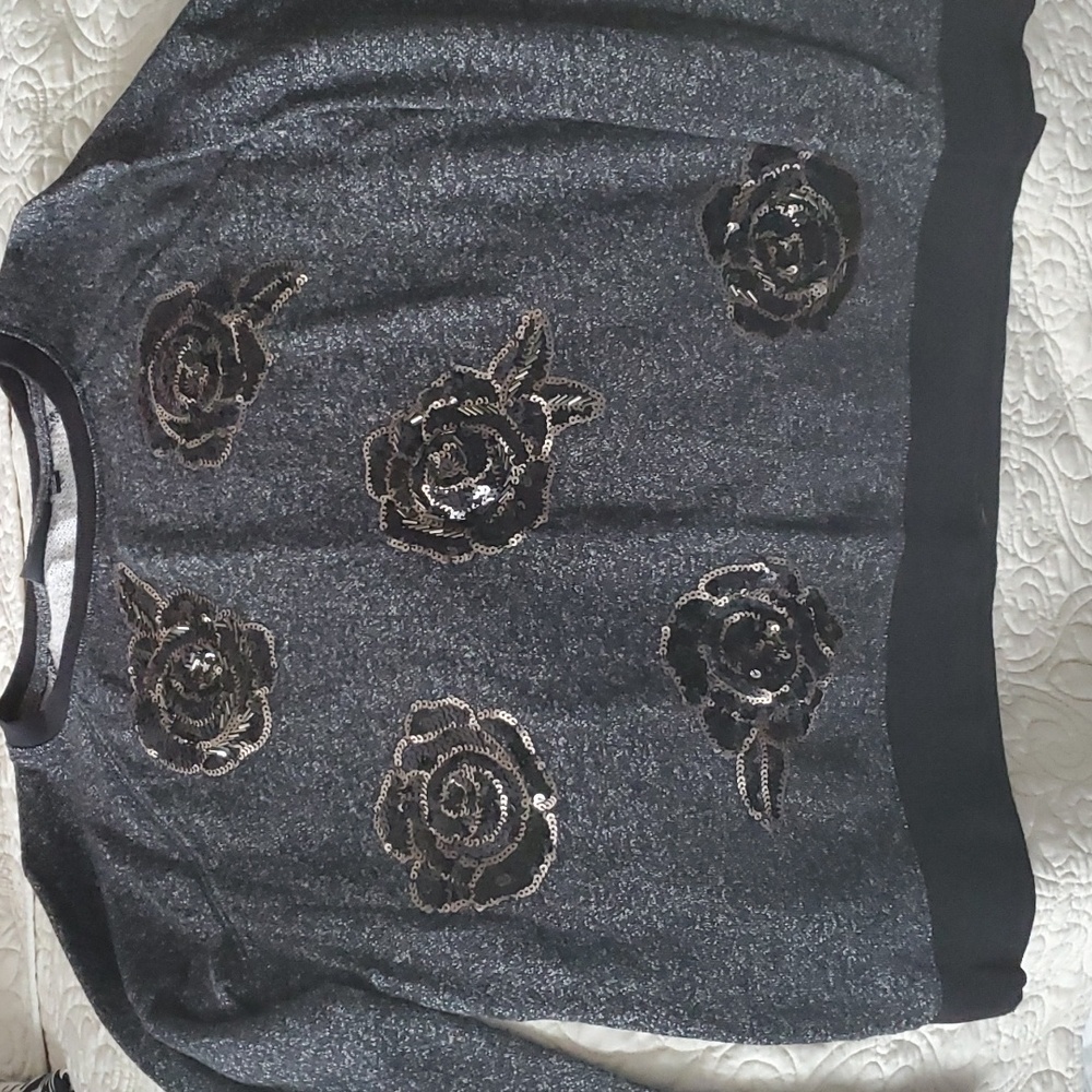 🏵 5/$20 Sequined Sweatshirt
